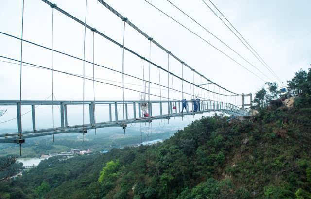 广东省玻璃桥，穿越透明的奇迹之旅